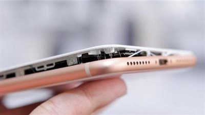 «أبل» تنضم للقائمة.. انفجار بطاريات آي فون في متاجر مختلفة