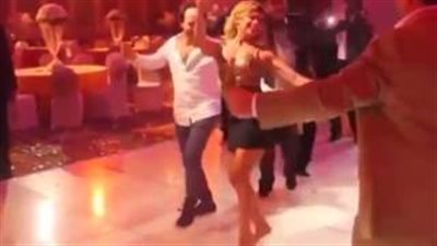 بالفيديو.. رد فعل طفل شاهد فتاة ترقص في حفل زفاف