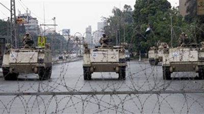الجيش يغلق الشوارع المؤدية إلى 