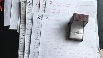 شاهد.. شاب يطلب يد حبيبته بطريقة مميزة استغرقت 3 سنوات