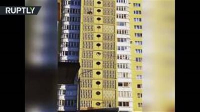 بالفيديو.. متهور يتسلق بناية 17 طابقا دون استخدام حبال