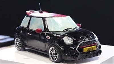 بالفيديو.. خباز يصنع كعكة على شكل سيارة تسير وكأنها حقيقية