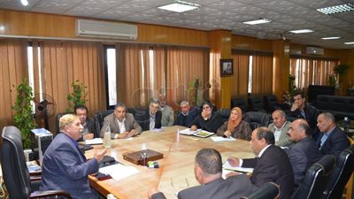 محافظ الإسماعيلية يشكل لجنة لبحث أزمة أرض الجمعيات (صور)