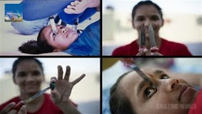 بالفيديو.. فتاة تضع الكحل في عينيها باستخدام سكين حاد