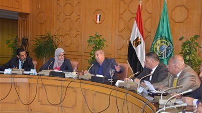 محافظ الإسماعيلية يناقش آليات إدارة المخلفات الصلبة (صور)