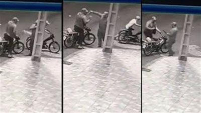 بالفيديو.. لحظة سرقة لصين لدراجة نارية من صاحبها تحت تهديد السلاح