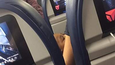 شاهد.. امرأة تمنع طرد أم من على متن طائرة