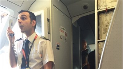 بالصور.. «خناقة» بين طاقم الطائرة يتسبب في تأخر انطلاق رحلة جوية