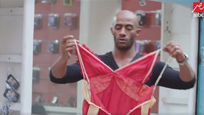 شاهد.. ماذا فعل محمد رمضان مع صاحب محل نشر صورة زوجته في «الأسطورة»