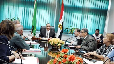 بالصور.. محافظ القليوبية يلتقي أعضاء مجلس إدارة الهلال الأحمر