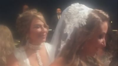 بالفيديو.. إيناس الدغيدي تتألق بإطلالة بيضاء في حفل زفاف ابنتها