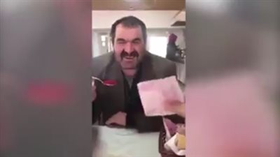 ماذا حدث لرجل أثناء تحد لتناول الفلفل الحار؟ (فيديو)