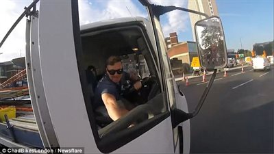 بالفيديو والصور.. مشاجرة بين راكب دراجة وسائق شاحنة