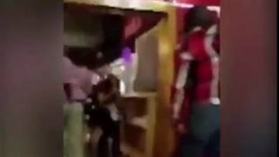 بالفيديو والصور.. عامل يطلق النار على رواد مطعم