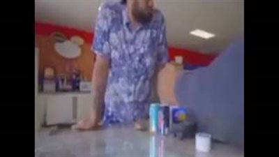 بالفيديو.. بائع يلقن لصا سرق هاتفه الآيفون درسا قاسيا