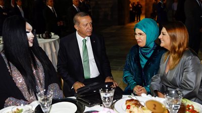 بالفيديو والصور.. قصة الـ «أبله» صديقة «أردوغان» المتحولة جنسيا