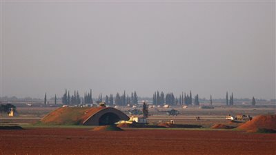 طيار معتقل لدى الجيش السورى الحر يناشد زملاءه تسليم مطار 