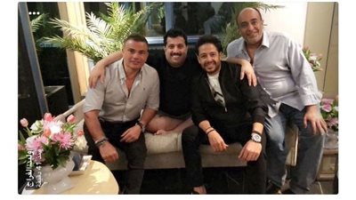 تركي آل شيخ يظهر بالـ«شورت» بصحبة عمرو دياب ومحمد حماقي