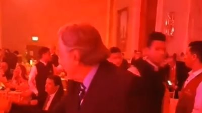 مصطفى فهمي يرقص على أغنية «وحكايتك إيه» لعمرو دياب (فيديو)