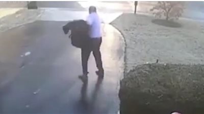 سقوط مروع لرجل بسبب الأمطار (فيديو)