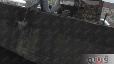 بائع فول يغسل أطباقه بمياه «الترعة»