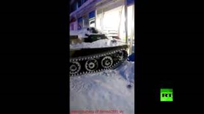 لحظة اقتحام لص محل لسرقة زجاجة نبيذ (فيديو)