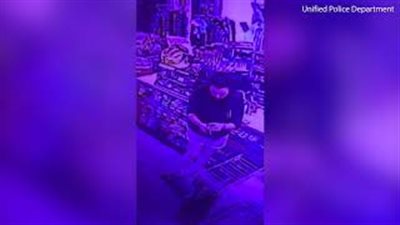 بالفيديو والصور.. امرأة بلا رحمة تسرق عامل أصيب بنوبة مرضية