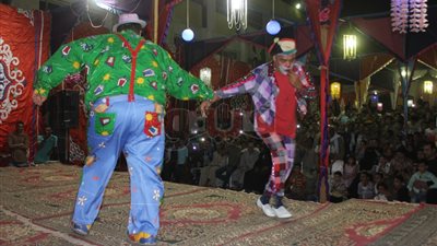 أهالي المنيا يتفاعلون مع العروض الفنية بمشروع تنمية جنوب الوادي