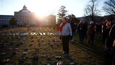 7 آلاف حذاء أمام الكونجرس الأمريكي لإحياء ذكرى الأطفال ضحايا العنف (فيديو)