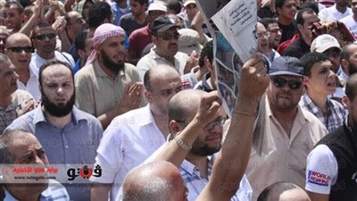 تجمهر العشرات من إرهابيى المعزول أمام 