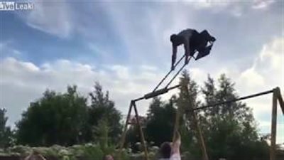 بالفيديو والصور.. نهاية مروعة لرجل حاول قلب أرجوحة