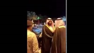 شاهد.. ماذا فعل الأمير محمد بن سلمان مع مواطن سعودي حاول تقبيل يده