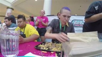 بالفيديو والصور.. امرأة 45 كيلو تحطم رقمها القياسي في تناول البرجر