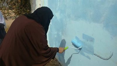 بالصور.. فتيات يدهن أسوار المعهد الديني بالعاشر من رمضان