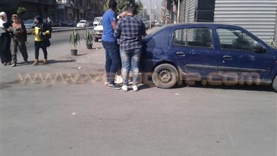 بالصور.. طلاب «خليل أغا الثانوية» يجهزون البرشام قبل دخول اللجان