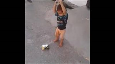 بالفيديو.. طفل يفتح كيس رقائق بطريقة مدهشة