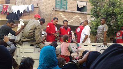 «الهلال الأحمر» يتدخل لإغاثة أهالي قرية الحاجر بسوهاج من السيول