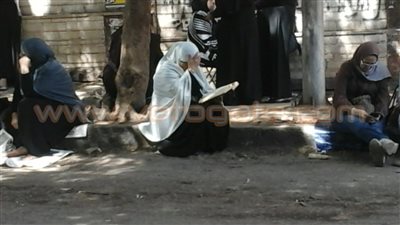 بالصور.. قراءة القرآن سلاح أولياء الأمور أمام لجان الثانوية بالهرم