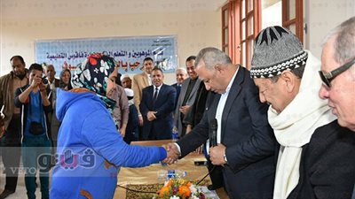 بالصور.. محافظ الشرقية يكرم أوائل الشهادة الابتدائية