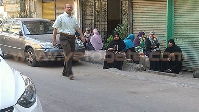 بالصور.. أولياء أمور طلاب الثانوية ينتظرون أبناءهم بمحيط «المنيرة»