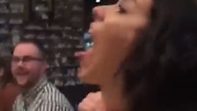 طاهٍ يضع فتاة حسناء في موقف محرج (فيديو)