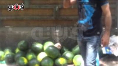 بالفيديو.. مرافق الدقي تجبر بائع بطيخ على ترك مكانه