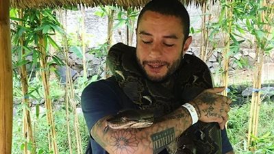 أحمد الفيشاوي يحتضن ثعبان ضخم ويقبله (صور)