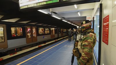 إجلاء ركاب بمحطتي مترو في بروكسل بعد تهديدات بوجود قنبلة