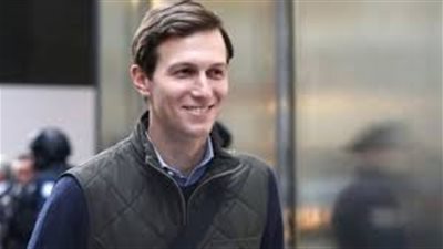 بالصور.. نشطاء يسخرون من صهر ترامب أثناء صلاته على كرسي مقلوب