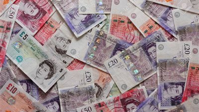 الإسترليني يصعد لأعلى مستوى وسط توقعات ببقاء بريطانيا في «اليورو»