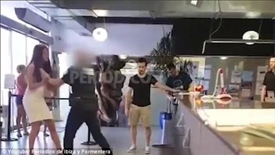 بالفيديو والصور.. معركة بين شرطي وامرأة بعد بلاغ عن حادث سرقة