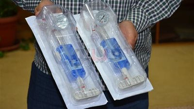 مواطن يعثر على 20 جهازا طبيا في الشارع ويسلمها لمحافظ الإسماعيلية