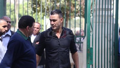 وصول زكريا عزمي والحضري وبيومي إلى جنازة سمير زاهر