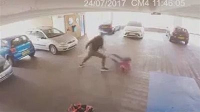 بالفيديو والصور.. سوء حظ لص سيارات يوقعه في قبضة المارة